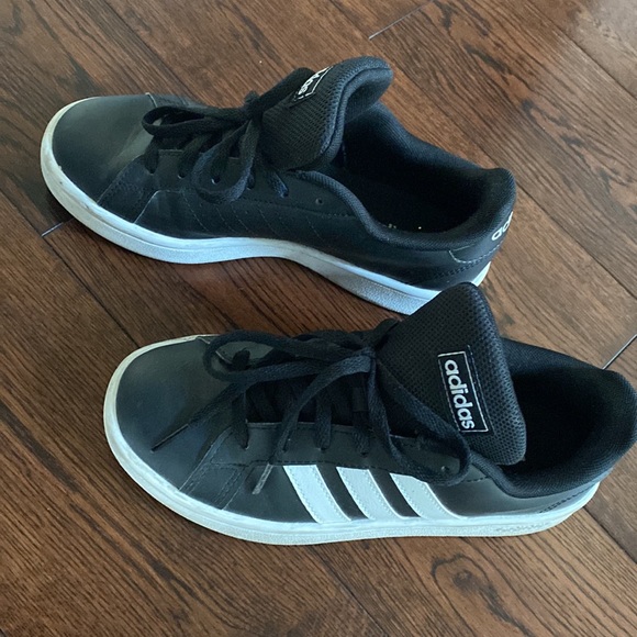 Black Adidas skater runner - Picture 2 of 3